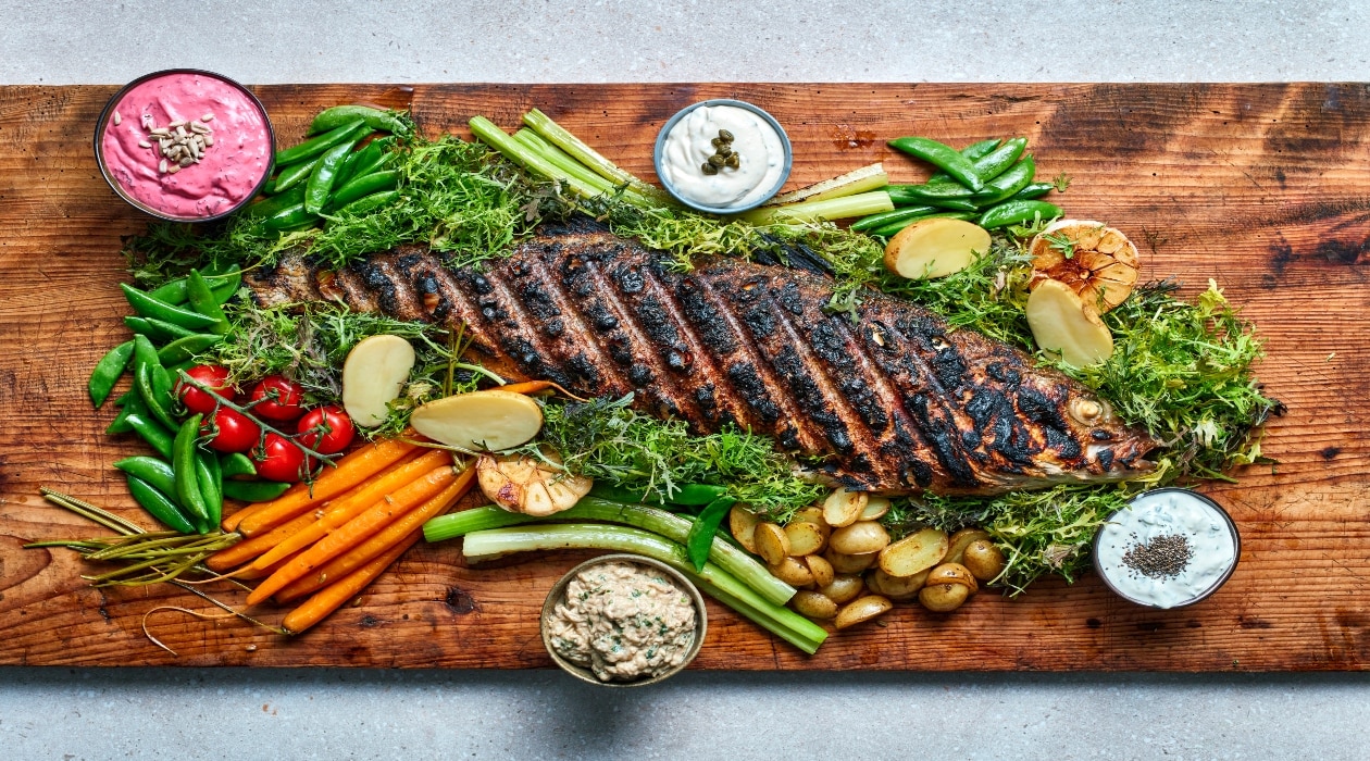 Salmón horneado a la sal, acompañado de salsa tártara – - Receta Salmón horneado a la sal, acompañado de salsa tártara – - Receta